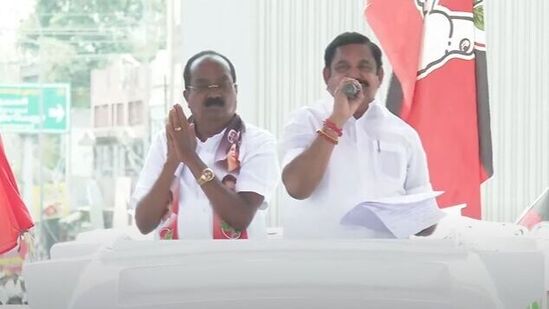 ”அதிமுக மூன்றாகவும், நான்காவும் போய்விட்டது என ஸ்டாலின் பேசுகிறார். ஸ்டாலின் அவர்களே நீங்கள் காஞ்சிக்கு வந்து பாருங்கள்! இன்று காஞ்சிபுரமே குலுங்கும் அளவுக்கு மக்கள் வெள்ளம் உள்ளது”