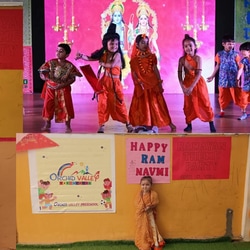 <p>குஜராத் மாநிலம், வதோதராவில் ஆர்கிட் வேலி பள்ளியில் ராம நவமியையொட்டி நடந்த கொண்டாட்டத்தில் ஸ்ரீராமர், சீதை, அனுமன் வேடத்தில் வந்த மாணவ-மாணவிகள்.</p>