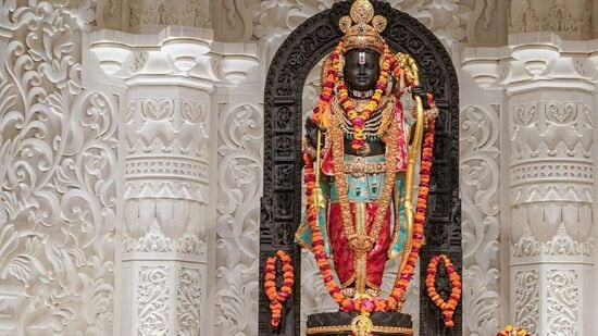 வால்மீகி ராமாயணத்தின் படி, விஷ்ணுவின் ஏழாவது அவதாரமான ஸ்ரீ ராம், சைத்ரா மாதத்தில் சுக்ல பக்ஷத்தின் ஒன்பதாவது நாளில் பிறந்தார். ராம நவமி இந்தியாவில் மட்டுமின்றி வெளிநாடுகளிலும் கோலாகலமாக கொண்டாடப்படுகிறது.