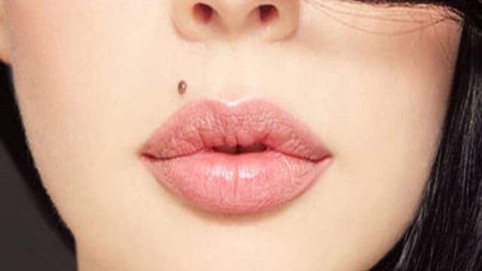 இந்த இடத்தில் மச்சம் இருக்கா? முரட்டுத்தனமான குணம்.. மற்றவர்களுக்கு நல்லது செய்வதை விரும்பாத ஒரு பெண்ணாக இருப்பார்!