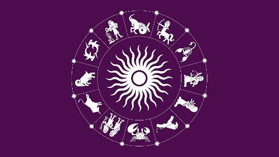 Weekly Horoscope: மேஷம்: இந்த வாரம் நீங்கள் மனதளவில் வலிமையாக உணர்வீர்கள். நீங்கள் குறைவாக பேசும் நபராக இருந்தாலும், இந்த காலகட்டத்தில் உங்கள் எண்ணங்களையும் தேவைகளையும் வெளிப்படுத்த மிகவும் அதிகமாக பேசுவீர்கள். நீங்கள் நம்பிக்கையுடன் இருப்பீர்கள். உங்களின் இந்த பண்பு தொழில் மற்றும் தனிப்பட்ட வாழ்க்கையில் வாய்ப்புகளை ஈர்க்கும். வேலையில், நீங்கள் ஒவ்வொரு சிறிய விஷயத்தையும் அறிய முயற்சிப்பீர்கள். உங்களின் இந்த பழக்கம் உங்கள் மூத்தவர்களைப் பாதிக்கும். இருப்பினும், சில நேரங்களில் வெவ்வேறு எண்ணங்கள் காரணமாக நீங்கள் திசைதிருப்பப்படுவதை உணரலாம். உங்கள் தொடர்பு மற்றும் மன திறன்களைக் காட்ட உங்களுக்கு வாய்ப்பு கிடைக்கும். இதன் மூலம், நீங்கள் உங்கள் துறையில் ஒரு நிபுணராக உங்களை நிலைநிறுத்திக் கொள்வீர்கள். வணிகத்துடன் தொடர்புடையவர்களுக்கு, இந்த வாரம் சிறப்பாக இருக்கும். உங்கள் வணிகம் கூட்டாண்மையில் இருந்தால், அது நல்ல பலனைத் தரும். கூட்டாளிகளிடையே ஏதேனும் கருத்து வேறுபாடு இருந்தால், அதுவும் தீர்க்கப்பட வாய்ப்புள்ளது. உங்கள் தனிப்பட்ட வாழ்க்கையில், உங்கள் மனைவியுடன் சில சங்கடமான விவதாங்களைப் பற்றி விவாதிப்பது உங்களுக்கு எளிதாக இருக்கும். திருமணம் செய்து கொள்ள விருப்பம் உள்ளவர்களுக்கு சில நல்ல திருமண முன்மொழிவுகள் கிடைக்கும். திருமண வாழ்க்கை அமைதியாகவும் புத்திசாலித்தனமாகவும் இருக்கும். திருமணமாகாதவர்கள் தாங்கள் எளிதாக பேசக்கூடிய ஒருவரிடம் ஈர்க்கப்படலாம். தம்பதியரிடையே நல்ல அந்நியோன்யம் ஏற்படும். எனர்ஜி லெவல் உயர்ந்து ஆரோக்கியமும் நன்றாக இருக்கும்.