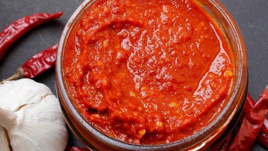 Spicy Chutney : வெயிலுக்கு கொஞ்சம் கவனமாதான் சாப்பிடனும் இந்த கார சட்னிய! சாதாரண நாளில் ட்ரை பண்ணுங்க!