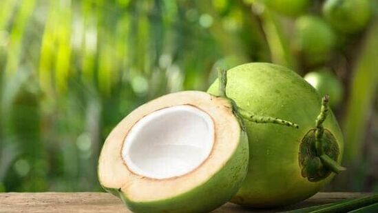 நோயெதிர்ப்பு சக்தியை அதிகரிக்க பெரும்பாலான மக்கள் ஒவ்வொரு நாளும் இளநீர் குடிக்கிறார்கள். ஒவ்வொரு பருவத்திலும் இந்த பானத்தை குடிப்பது நன்மை பயக்கும். பெரும்பாலானோர் இளநீரின் குடித்த பிறகு அதன் வழுக்கையை சாப்பிடுவார்கள், எனவே சில முக்கியமான விஷயங்களை தெரிந்து கொள்ளுங்கள்.