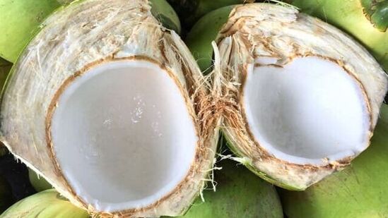 தேங்காய் எண்ணெய், தேங்காய் பனை மகரந்தம், தேங்காய் பொருட்கள் அல்லது எஸ்கேசி தாவரங்களுக்கு ஒவ்வாமை உள்ளவர்கள் இதைத் தவிர்க்க வேண்டும். தேங்காய் சாப்பிடுவதால் கொலஸ்ட்ரால் அளவு அதிகரிக்கும். உங்களுக்கு ஏற்கனவே ஏதேனும் பிரச்சனைகள் இருந்தால், நிபுணரின் ஆலோசனையுடன் சாப்பிடுங்கள்.