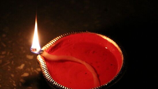 உங்கள் கனவில் விளக்கை கண்டால் அதுவும் விளக்கு எறிவது போல் கனவு கண்டால் உங்கள் வாழ்க்கை மங்களகரமாக இருக்கப் போகிறது என்று அர்த்தமாம். உங்கள் தேவைகள் அனைத்தும் நிவர்த்தி ஆகப்போகிறது என்று அர்த்தமாம். எனவே இந்த மாதிரி கனவு கண்டால் நல்ல பலன்கள் உங்களைத் தேடி வரும் என்று சாஸ்திரப்படி கூறப்படுகிறது.