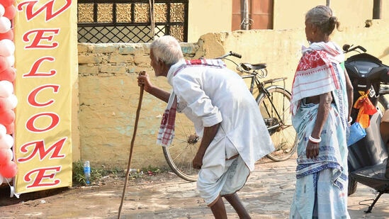 அஸ்ஸாம் மாநிலத்தில் உள்ள மோரிகான் மாவட்டத்தில் உள்ள மயோங்கில் மக்களவைத் தேர்தலின் இரண்டாம் கட்டத்தில் ஒரு வயதான தம்பதியினர் வாக்களிக்க வந்தனர்.