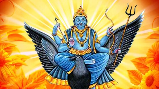 கடந்த ஆண்டு சனி பகவான் கும்ப ராசியில் நுழைந்தார். இந்த ஆண்டு முழுவதும் இதே ராசியில் பயணம் செய்வார். கும்ப ராசி சனி பகவானின் சொந்தமான ராசி ஆகும். இந்த ஆண்டு சனி பகவானின் ஆண்டாக கருதப்படுகிறது. சனி பகவானின் அனைத்து விதமான செயல்பாடுகளும் அனைத்து ராசிகளுக்கும் மிகப்பெரிய தாக்கத்தை ஏற்படுத்தும்.&nbsp;