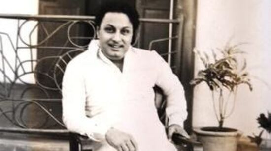 ஒரு முறை நிகழ்ச்சி ஒன்றில் நடிகர்கள், இயக்குநர்கள் உள்ளிட்டோர் கலந்து கொண்டார்கள். அதில் சிறப்பு விருந்தினராக எம்ஜிஆரும் கலந்து கொண்டிருந்தார். புகைப்படம் எடுக்கும் பொழுது, பாலு மகேந்திரா உரிமையாக எம்ஜி ஆர் -ன் தோள் கையை போட போக, அதை எம்.ஜி.ஆர் அனுமதிக்காமல், தட்டி விட்டார்.&nbsp;&nbsp;&nbsp;&nbsp;