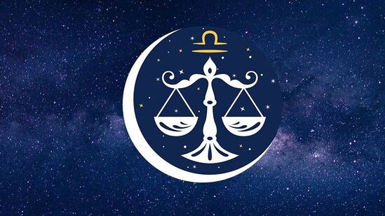 துலாம்: துலாம் ராசியினருக்கு சனி பகவானின் வக்ரப் பெயர்ச்சியால், தொலைத்த பணத்தைப் பெறுவீர்கள். சனி பகவானால் நீண்ட நாட்களாக தடைபட்ட பணிகள் கைகூடும். துலாம் ராசியினருக்கு இத்தனை நாட்களாக,தொழிலில் இருந்த மந்தத்தன்மை மாறும். தொழில் முனைவோருக்கு, புதிய வாடிக்கையாளர்களால் லாபம் கிடைக்கும். வெகுநாட்களாக இப்படி ஒரு வாழ்க்கை வாழவேண்டும் என்று ஆசைப்பட்டு, முடியாத, துலாம் ராசியினருக்கு, நீங்கள் நினைத்த வீட்டு உபயோகப்பொருட்களை வாங்குவீர்கள்.