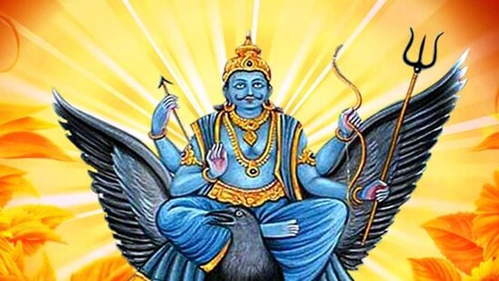 தற்போது சனி பகவான் கும்ப ராசியில் தன் ஆளுகையைச் செலுத்தி வருகிறார். சனி பகவான், ஜூன் 29ஆம் தேதியான இரவு 12:35 மணிக்கு வக்ரமாகப் பெயர்கிறார். இந்த நிலையில் கும்ப ராசியில் நவம்பர் 15ஆம் தேதி வரை நீடிக்கும். இதனால் ஜூன் 30ஆம் தேதி முதல் சில ராசியினர், மிக நல்ல வாய்ப்புகளைப் பெறுகின்றனர். குறிப்பாக, சில ராசியினருக்கு நல்ல பெயர், ஊதிய உயர்வு ஆகியவை உண்டாகும். அப்படி 12 ராசிகளில் சனியின் வக்ர நிலையினால் அதி அற்புதமான பலன்களைச் சந்திக்கும் ராசிகள் குறித்துக் காண்போம்.
