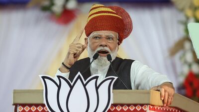 PM Narendra Modi: முந்தைய காங்கிரஸ் தலைமையிலான அரசு நிலம், நீர் மற்றும் வானத்தில் ஊழல் செய்ததாக பிரதமர் நரேந்திர மோடி வியாழக்கிழமை குற்றம் சாட்டினார்.