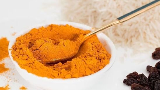 ஒரு சிறிய கிண்ணத்தில் மஞ்சள் தூளை சேர்க்கவும். இப்போது மஞ்சள் தூள், தேன் மற்றும் பால் சேர்க்கவும். இந்த பேஸ்ட்டை முகம், கைகள் மற்றும் கால்களில் தடவவும். அது முழுமையாக உலரும் வரை 10-15 நிமிடங்கள் அப்படியே விடவும். பின்னர் தண்ணீர் தெளித்து மீண்டும் சருமத்தை மசாஜ் செய்யவும். இதனால் சருமத்தில் உள்ள இறந்த செல்கள் நீங்கும். அதனால் பழுப்பு நிறம் இழக்கப்படும்.