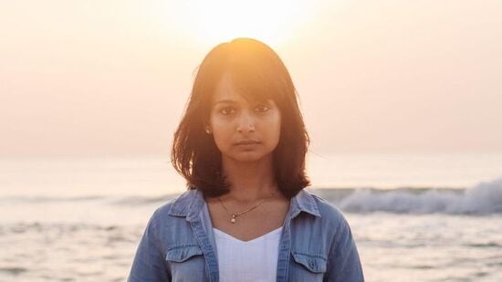இந்த நிலையில் தான் ஒரு 21 வயதில் என்னுடைய அம்மா என்னை திருமணம் செய்து கொள்ளச் சொன்னார். நானும் திருமணம் செய்து கொண்டேன். எனது கணவரிடம் எனது அம்மாவிற்கும், எனக்குமான உறவை எடுத்துச் சொல்லி, அம்மா வீட்டின் அருகிலேயே நாங்கள் குடி பெயர்ந்தோம்.&nbsp;என்னுடைய அம்மாவிற்கு ஒரு நோய் ஒன்று இருந்தது. அந்த நோயின் காரணமாக, அவர் மன அழுத்தத்தில் இருந்தார். இந்த நிலையில் ஒருநாள் அவர் தன்னுடைய அறையில் தூக்கு போட்டு தற்கொலை செய்து கொண்டார். அந்த சமயத்தில் தான் மன அழுத்தம் என்று ஒரு நோய் என்னை பீடித்துக் கொண்டது.&nbsp;&nbsp;&nbsp;