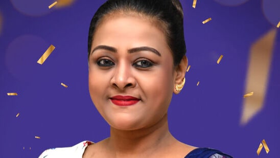 முதலில் நான் குதித்தேன். பின்னால் என் தங்கையும் குதித்து விட்டாள். இதில் சிக்கல் என்னவென்றால், அவள் என் மீது விழுந்து விட்டாள். இதனையடுத்து அவள் முதலில் மேலே வர, எனக்கு என்ன செய்வது என்று தெரியவில்லை.&nbsp;