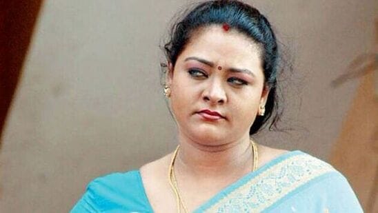 ஆனால், எனக்கு ஸ்விம்மிங் தெரியாது. அதில் என்னுடைய தங்கை வேறு நடித்தாள். என்னுடைய தங்கைக்கும் ஸ்விம்மிங் தெரியாது. நான் டூ பீஸ் ட்ரெஸ்ஸில் இருந்தேன். என்னுடைய தங்கை ஓன் பீஸ் ட்ரெஸ்ஸில் இருந்தாள். அந்த ஸ்விம்மிங் தொட்டி கிட்டத்தட்ட நான்கு முதல் ஐந்து அடி வரை ஆழம் இருக்கும் என்று சொன்னார்கள்.&nbsp;&nbsp;