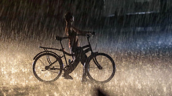 4.05.2024 முதல் 07.05.2024 வரை: அடுத்த 5 தினங்களுக்கு அதிகபட்ச வெப்பநிலை வட தமிழக உள் மாவட்டங்களின் சமவெளி பகுதிகளில் ஒருசில இடங்களில் 41°–44° செல்சியஸ், இதர தமிழக மாவட்டங்களின் சமவெளி பகுதிகளில் 39°–40° செல்சியஸ், கடலோர தமிழக மாவட்டங்கள், புதுவை மற்றும் காரைக்கால் பகுதிகளில் 36°–39° செல்சியஸ் இருக்கக்கூடும்.