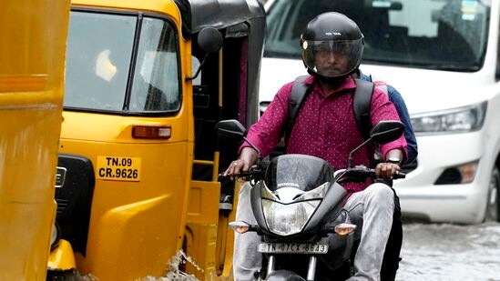அடுத்த 3 தினங்களுக்கு தமிழக உள் மாவட்டங்களில் அதிகபட்ச வெப்பநிலையில் பெரிய மாற்றத்திற்கான வாய்ப்பு குறைவு. அதற்கு அடுத்த 2 தினங்களுக்கு அதிகபட்ச வெப்பநிலை 2° செல்சியஸ் வரை படிப்படியாக குறையக்கூடும்.04.05.2024 முதல் 07.05.2024 வரை: அடுத்த 5 தினங்களுக்கு, தமிழக உள் மாவட்டங்களில் ஒருசில இடங்களில் அதிகபட்ச வெப்பநிலை 2°-4° செல்சியஸ் இயல்பை விட அதிகமாக இருக்கக்கூடும். 03.05.2024 &amp; 04.05.2024: வட தமிழக உள் மாவட்டங்களில் அநேக இடங்களில் அதிகபட்ச வெப்பநிலை 3°-5° செல்சியஸ் இயல்பை விட மிக அதிகமாக இருக்கக்கூடும்.