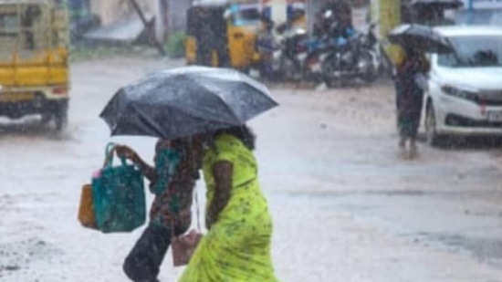 வட தமிழக உள் மாவட்டங்களில் ஓரிரு இடங்களில் மழை பெய்துள்ளது. ஏனைய தமிழக மாவட்டங்கள், புதுவை மற்றும் காரைக்கால் பகுதிகளில் வறண்ட வானிலை நிலவியது.