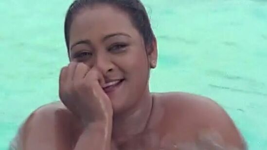 தொட்டிக்குள் காலையும், கையையும் ஆட்டிக் கொண்டிருந்தேன்.&nbsp;இதைப்பார்த்த பாதுகாப்பாளர் ஒருவர் உள்ளே குதித்து என்னை வெளியே தூக்க முயன்றார். ஆனால் அவர் என்னை வெளியே இழுக்கும்போது, என்னுடைய பிராவை பிடித்து இழுத்தார்.&nbsp;&nbsp;&nbsp;
