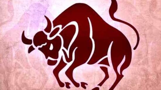 ரிஷபம்: உங்கள் ராசியின் பத்தாம் வீட்டில் சனி பிற்போக்கு நிலையில் உள்ளார், இது பணியிடத்தில் பணிச்சுமையை அதிகரிக்கிறது. கடின உழைப்பு அதிக பலனைத் தராது. நீங்கள் மிகவும் கவனமாக இருக்க வேண்டும். கோபத்தைக் குறைத்துக் கொள்வது நல்லது.