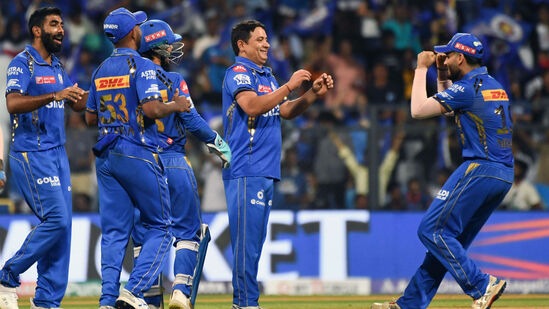 மும்பை அணி 11 போட்டிகளில் விளையாடி 8 போட்டிகளில் தோல்வியடைந்துள்ளது. 3 போட்டிகளில் மட்டுமே வெற்றி பெற்றுள்ளது. இப்போது ஹர்திக் பாண்டியாவின் மும்பை இந்தியன்ஸ் லீக் அட்டவணையில் கடைசி இடத்தில் உள்ளது. மும்பையின் நிகர ரன் ரேட் -0.356.&nbsp;