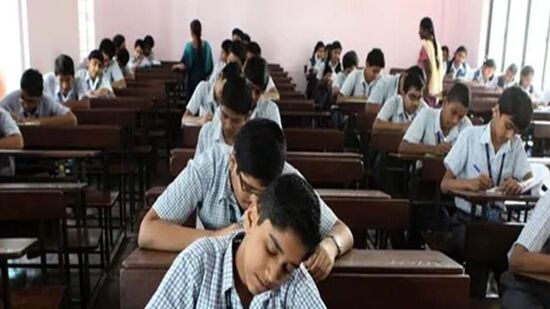 நாளை (திங்கட்கிழமை) காலை தேர்வு முடிவை பள்ளிக்கல்வித் துறை அமைச்சர் வெளியிடுகிறாரா? அல்லது அரசு தேர்வுத் துறையே வெளியிடுகிறதா? என்பது தொடர்பான விவரங்கள் இன்று தெரிவிக்கப்பட உள்ளது.