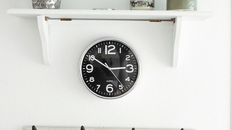 Clock Vastu: இந்த தவறு மட்டும் வேண்டாம்.. வீட்டில் செல்வம் செழிக்க கடிகாரத்தை எந்த திசையில் வைக்கணும்?