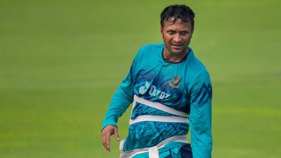 Shakib Al Hasan: செல்ஃபி எடுக்க முயன்ற ரசிகர்: கடுப்பான வங்கதேச கிரிக்கெட் வீரர் ஷாகிப் அல் ஹசன்!