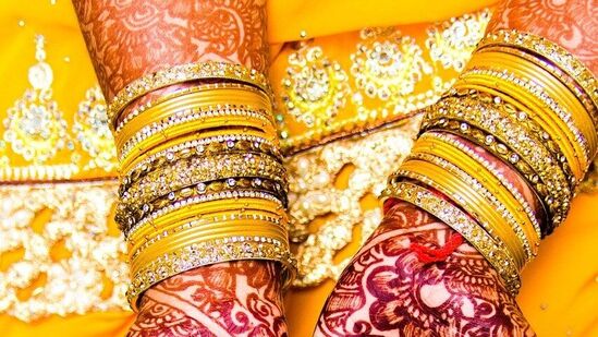சர்வதேச பொருளாதார சூழல், அமெரிக்க டாலருக்கு நிகரான இந்திய ரூபாயின் மதிப்பு ஆகியவற்றின் அடிப்படையில் தங்கம் விலை நாள்தோறும் நிர்ணயம் செய்யப்படுகிறது. அதன்படி, தங்கம் விலை கடந்த சில மாதங்களாக திடீரென அதிரடியாக உயர்வதும், குறைவதுமாக இருந்து வந்தது.&nbsp;