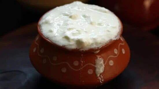 Curd Benefits: உயர் இரத்த அழுத்தம் உள்ளவர்கள் கண்டிப்பாக தினமும் ஒரு கப் தயிர் சாப்பிட வேண்டும். உயர் ரத்த அழுத்தம், இதய நோய், பக்கவாதம் போன்றவற்றை தடுக்கும் ஆற்றல் தயிருக்கு உண்டு. இது உங்கள் இரத்த அழுத்தத்தை கட்டுக்குள் வைத்திருக்கும். இது இருதய நோய்களின் அபாயத்தையும் குறைக்கிறது.