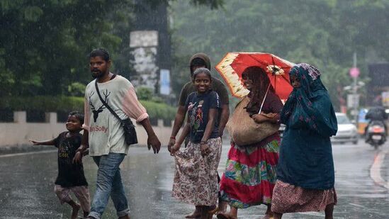 தமிழக பகுதிகளின் மேல் நிலவும் வளிமண்டல கீழடுக்கு சுழற்சி காரணமாக, இன்று தமிழகத்தில் ஒருசில இடங்களிலும், புதுவை மற்றும் காரைக்கால் பகுதிகளிலும் இடி மின்னல் மற்றும் பலத்த காற்றுடன் (மணிக்கு 30 கிலோமீட்டர் முதல் 40 கிலோமீட்டர் வரை) லேசானது முதல் மிதமான மழை பெய்யக்கூடும். நீலகிரி, கோயம்புத்தூர், திருப்பூர், திண்டுக்கல், ஈரோடு, கரூர், நாமக்கல் மற்றும் சேலம் மாவட்டங்களில் ஓரிரு இடங்களில் கனமழை பெய்யவாய்ப்புள்ளது.