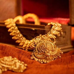 <p>சர்வதேச பொருளாதார சூழல், அமெரிக்க டாலருக்கு நிகரான இந்திய ரூபாயின் மதிப்பு ஆகியவற்றின் அடிப்படையில் தங்கம் விலை நாள்தோறும் நிர்ணயம் செய்யப்படுகிறது. அதன்படி, தங்கம் விலை கடந்த சில மாதங்களாக திடீரென அதிரடியாக உயர்வதும், குறைவதுமாக இருந்து வந்தது.</p>