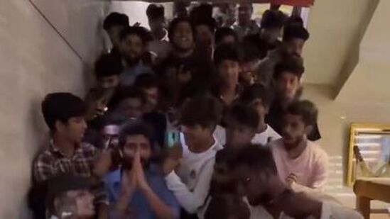 கதறி அழுத கவின்&nbsp;சென்னையில் உள்ள வெற்றி திரையரங்கில், ரசிகர்களுடன் அமர்ந்து, முதல் காட்சியைப் பார்த்த கவின், படம் முடிந்து வெளியே வரும் போது, படத்திற்கு ரசிகர்கள் கொடுத்த வரவேற்பை பார்த்து எமோஷனல் ஆகி, அழுது விட்டார்.