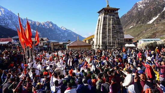 கோவிலின் கதவுகள் திறக்கப்பட்ட நேரத்தில், ஹெலிகாப்டர் மூலம் பக்தர்கள் மீது மலர்கள் பொழிந்தன.