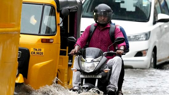 அடுத்த 48 மணி நேரத்திற்கு வானம் ஓரளவு மேகமூட்டத்துடன் காணப்படும். நகரின் ஒருசில பகுதிகளில் லேசானது / மிதமான மழை பெய்ய வாய்ப்புள்ளது. அதிகபட்ச வெப்பநிலை 35-36 டிகிரி செல்சியஸை ஒட்டியும், குறைந்தபட்ச வெப்பநிலை 28-29 டிகிரி செல்சியஸை ஒட்டியும் இருக்கக்கூடும்.