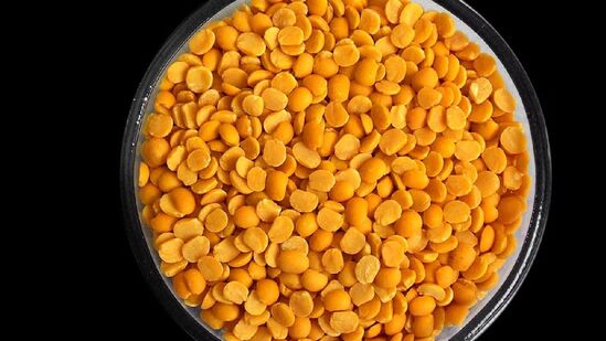 கால்சியம், இரும்பு, மெக்னீசியம், பாஸ்பரஸ், பொட்டாசியம், சோடியம், துத்தநாகம், தாமிரம், செலினியம், மாங்கனீசு, புரதம் போன்ற ஊட்டச்சத்துக்கள் துவரம் பருப்பில் காணப்படுகின்றன, அவை உடலுக்கு பல நன்மைகளைத் தருகின்றன.