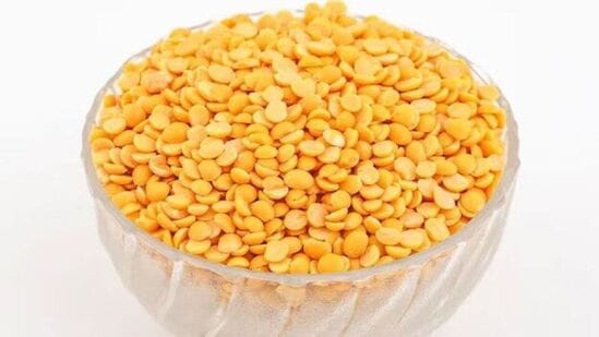துவரம் பருப்பு புரதம் மற்றும் நார்ச்சத்துக்கும் நல்லது, இது நீண்ட நேரம் வயிற்றை நிரப்புகிறது, இது அரிசியை அதிகமாக சாப்பிடுவதைத் தடுக்கலாம் மற்றும் எடையைக் கட்டுக்குள் வைத்திருக்கலாம்.&nbsp;