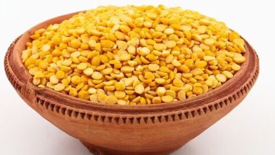 கர்ப்ப காலத்தில் பெண்களுக்கு ஊட்டச்சத்து குறைபாடு இருந்தால், அது குழந்தையின் ஆரோக்கியத்தையும் பாதிக்கும். அத்தகைய சூழ்நிலையில், உணவில் கவனம் செலுத்த வேண்டியது மிகவும் முக்கியம். துவரம் பருப்பை உணவின் ஒரு பகுதியாக இருக்க வேண்டும். எளிதில் ஜீரணமாகும் துவரம் பருப்பும் ஆரோக்கியத்திற்கு மிகவும் நன்மை பயக்கும். துவரம் பருப்பில் ஃபோலிக் அமிலம் மற்றும் கார்போஹைட்ரேட் உள்ளது.