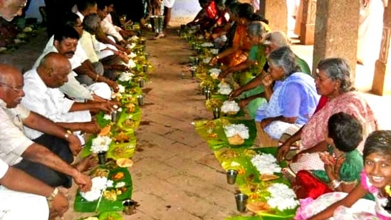 அன்னதானத்தை வாங்குவதற்குவதற்கு ஒரு முறை உள்ளது. சிலர் அன்னதானத்த ஒற்றை கையால் வாங்குகின்றனர். அது தவறு எப்போதும் இரண்டு கைகளை நீட்டி பவ்யமாக அன்னதானத்தை வாங்க வேண்டும். அப்படி வாங்கும் போது நான்தான் உயர்ந்தவன் என்ற கர்வம் நீங்கும். இறைவன் நமது கர்ம வினைகளை தீர்த்து வைப்பார்.