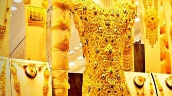 சென்னையில் 22 ஆபரணத் தங்கத்தின் விலை இன்று சவரனுக்கு ரூ.160 குறைந்து. சென்னையில் தங்கம் மற்றும் வெள்ளியின் இன்றைய விலை நிலவரம் குறித்து பார்ப்போம்.