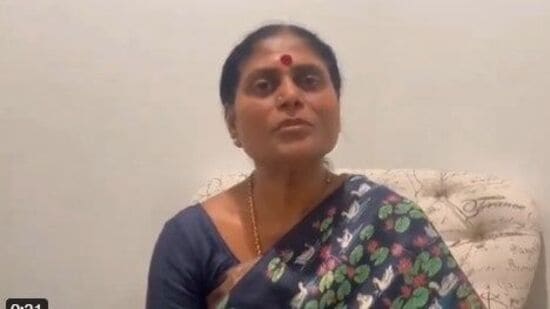 மறைந்த ஆந்திர மாநில முதலமைச்சர் ஒய்.எஸ்.ராஜசேகர ரெட்டியின் மனைவியும், தற்போதைய முதலமைச்சர் ஜெகன் மோகன் ரெட்டியின் தாயாருமான ஒய்.எஸ்.விஜயம்மா தனது மகள் ஒய்.எஸ்.ஷர்மிளாவுக்கு வாக்களிக்குமாறு வீடியோ வெளியிட்டு உள்ளார்.