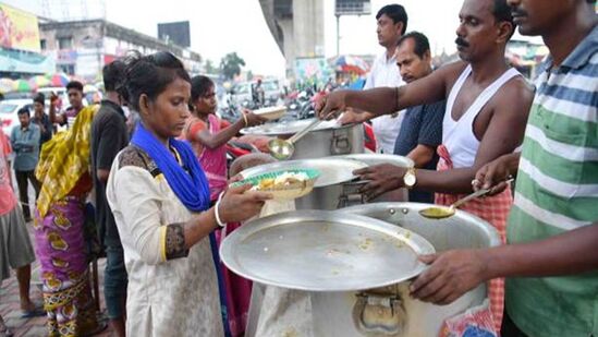 அன்னதானம்: தானங்களில் மிகச்சிறந்தது அன்னதானம். தானங்களில் மிக உயர்ந்த சிறப்பான ஒரு இடம் அன்னதானத்திற்கு உண்டு. காரணம், ஒரு மனிதன் உணவை மட்டுமே போதும் என்று சொல்வான். அன்னதானம் செய்வதன் மூலம் அதிர்ஷ்டமும் கிடைக்கும் என்று சொல்லப்படுகிறது. நம்மை சுற்றியுள்ள தரித்திரமும் விலகும் என்றும் கூறப்படுகிறது.
