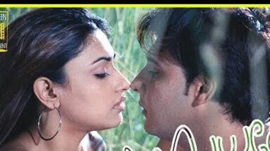காரணம் என்னவென்றால், அப்பாஸ் என்னுடைய நெருங்கிய நண்பர். அந்த இடத்தில் வேறு எந்த கதாநாயகன் இருந்தாலும், என்னால் அவருடன் நடித்தது போன்று, மிகவும் சௌகரியமாக நடித்திருக்க முடியுமா என்றால், அது கேள்விக்குறிதான். நானும் அம்பாஸூம் முன்பிருந்தே நன்றாக பழகி வந்திருந்தோம். இரண்டு பேரும் நிறைய பார்ட்டிகளில் சந்தித்து இருக்கிறோம்.&nbsp;&nbsp;&nbsp;