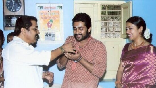 Bayilvan ranganathan: ஜோதிகா சிவகுமார் மோதல்.. மும்பையில் தனி பங்களா.. பயில்வான் ரங்கநாதன் ஓப்பன் டாக்!&nbsp;சிவகுமார் சந்தோஷம் அடைந்தார். இந்த நிலையில்தான் ஜோதிகா மீண்டும் 36 வயதினிலே திரைப்படத்தில் நடிக்கப் போகிறேன் என்று சொல்ல, சிவக்குமார் அதனை மறுத்தார்.ஆனால் கதையைக்கேட்ட பின்னர், சரி ஒரு படம் தானே முடித்துவிட்டு வாருங்கள் என்று சொல்லி அனுமதி கொடுத்தார். ஆனால் 36 வயதினிலே திரைப்படத்தை தொடர்ந்து, ஜோதிகா பல படங்களில் நடிக்க ஆரம்பித்தார்.இது சிவகுமாருக்கு பிடிக்கவில்லை.&nbsp;&nbsp;&nbsp;