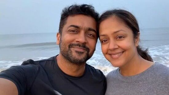 சிவகுமார், சூர்யா, கார்த்தி ஆகிய மூன்று பேருக்கும் சென்னையில் பிரமாண்ட பங்களா கட்டப்பட்டது. அதனுடைய கிரகப்பிரவேசம் முடிந்த மறு மாதமே ஜோதிகா மும்பை கிளம்பிச் சென்று விட்டார்அண்மையில் சூர்யாவின் மகன் கராத்தேவில் பிளாக் பெல்ட் வாங்கினார். அந்த நிகழ்ச்சியில் சிவகுமார், சூர்யா உள்ளிட்டோர் கலந்து கொண்டார்கள்.ஆனால், ஜோதிகா கலந்து கொள்ளவில்லை. தனுசுக்கும் ஐஸ்வர்யாவுக்கும் இடையே என்ன விதமான கருத்து மோதல்கள் இருந்தாலும் கூட, அவர்கள் மகன்கள் என்ற உடன், உடனே வந்து ஒன்றாக நின்றார்கள். ஆனால் ஜோதிகா நிற்கவில்லை.&nbsp;ஜோதிகா மும்பையில் சூர்யாவிற்கு பங்களா ஒன்றை கட்டிக்கொடுத்து இருக்கிறார். இந்தி படங்களில் நடிக்கவும் ஆரம்பித்து விட்டார். கூடவே சூர்யாவையும், ஹிந்தியில் கதாநாயகனாக மாற்றிவிட வேண்டும் முயற்சிகள் எடுத்து கொண்டிருக்கிறார்.&nbsp;அந்த முயற்சியின் வாயிலாக சூர்யா ஜோதிகாவின் பக்கம் சென்றதாக சொல்லப்படுகிறது" என்று பேசினார்.&nbsp;