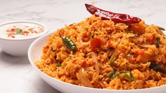 Tomato Rice : சவுராஷ்ட்ரா ஸ்டைல் தக்காளி சாதம்! நாவின் சுவை அரும்புகளை தூண்டும் சுவைக்கு இப்படி செய்ங்க!