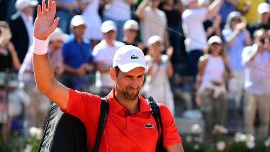 Novak Djokovic: 'தலையில் பாட்டில் விழுந்ததால் வலி'-இத்தாலி ஓபனில் நோவக் ஜோகோவிச் அதிர்ச்சி தோல்வி (Photo by Tiziana FABI / AFP)