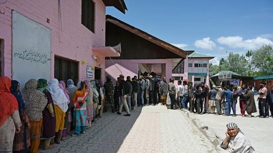 Srinagar records highest voter turnout: ஸ்ரீநகரில் 1998-க்குப் பிறகு அதிக வாக்குகள் பதிவு. (HT PHOTO) Srinagar records highest voter turnout: ஸ்ரீநகரில் 1998-க்குப் பிறகு அதிக வாக்குகள் பதிவு. (HT PHOTO)