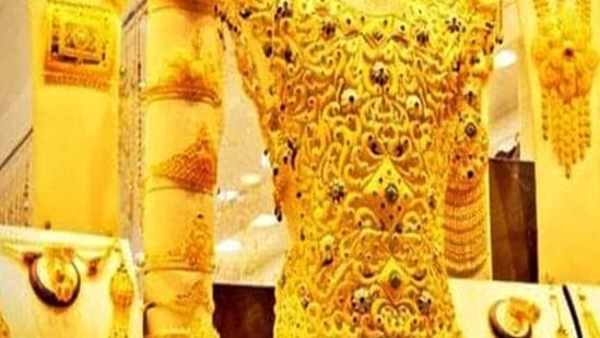சென்னையில் 22 கேரட் ஆபரணத் தங்கத்தின் விலை இன்று (மே 14) சவரனுக்கு ரூ.280 குறைந்து ஒரு சவரன் ரூ.53,520-க்கு விற்கப்படுகிறது. ஒரு கிராம் ஆபரணத் தங்கத்தின் விலை ரூ.35 குறைந்து ரூ.6,750-க்கு விற்பனை செய்யப்படுகிறது.