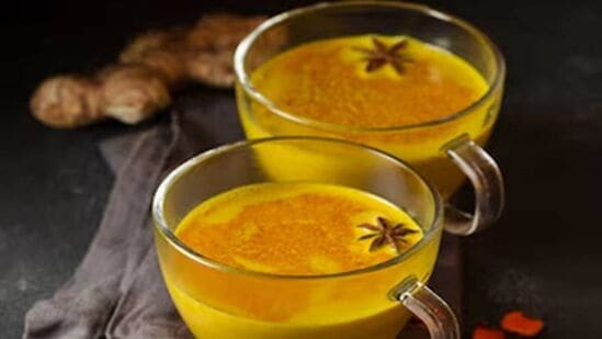 Benefits of Warm Turmeric Water: வெந்நீரில் மஞ்சள் தூளை கலந்து குடித்தால் இத்தனை பிரச்னைகள் சரியாகுமா?